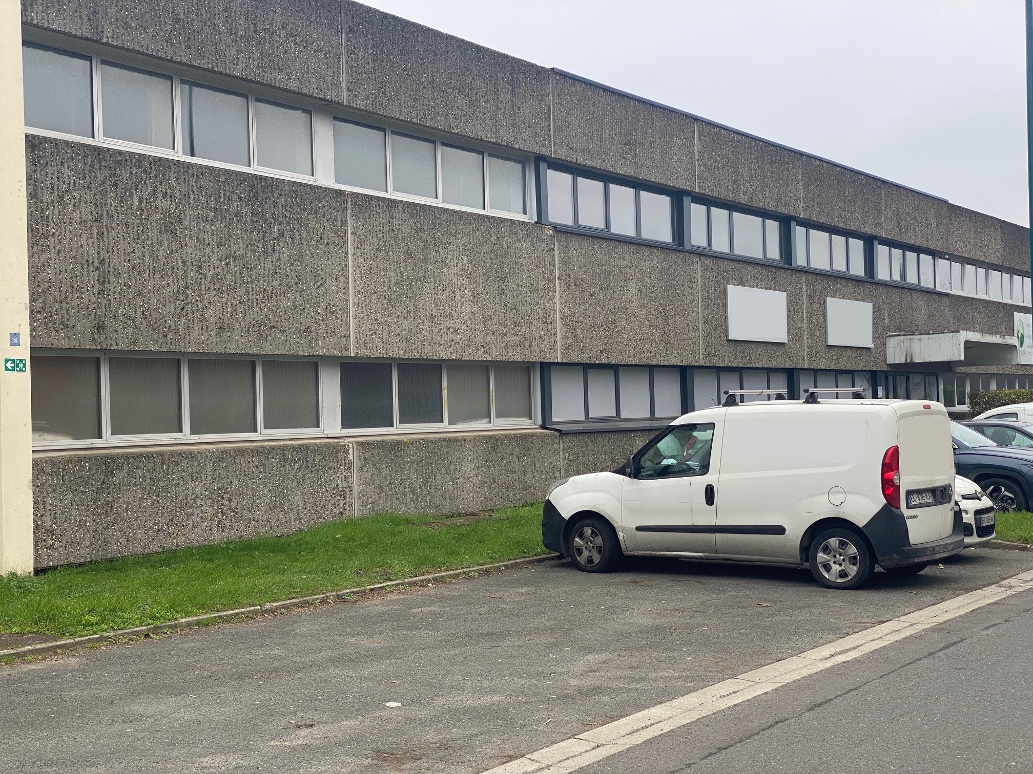 Locaux d'activités en bon état à Saint Ouen l'Aumône (95) dans le Val d'Oise avec 7,5m de hauteur sous plafond et une cour privative