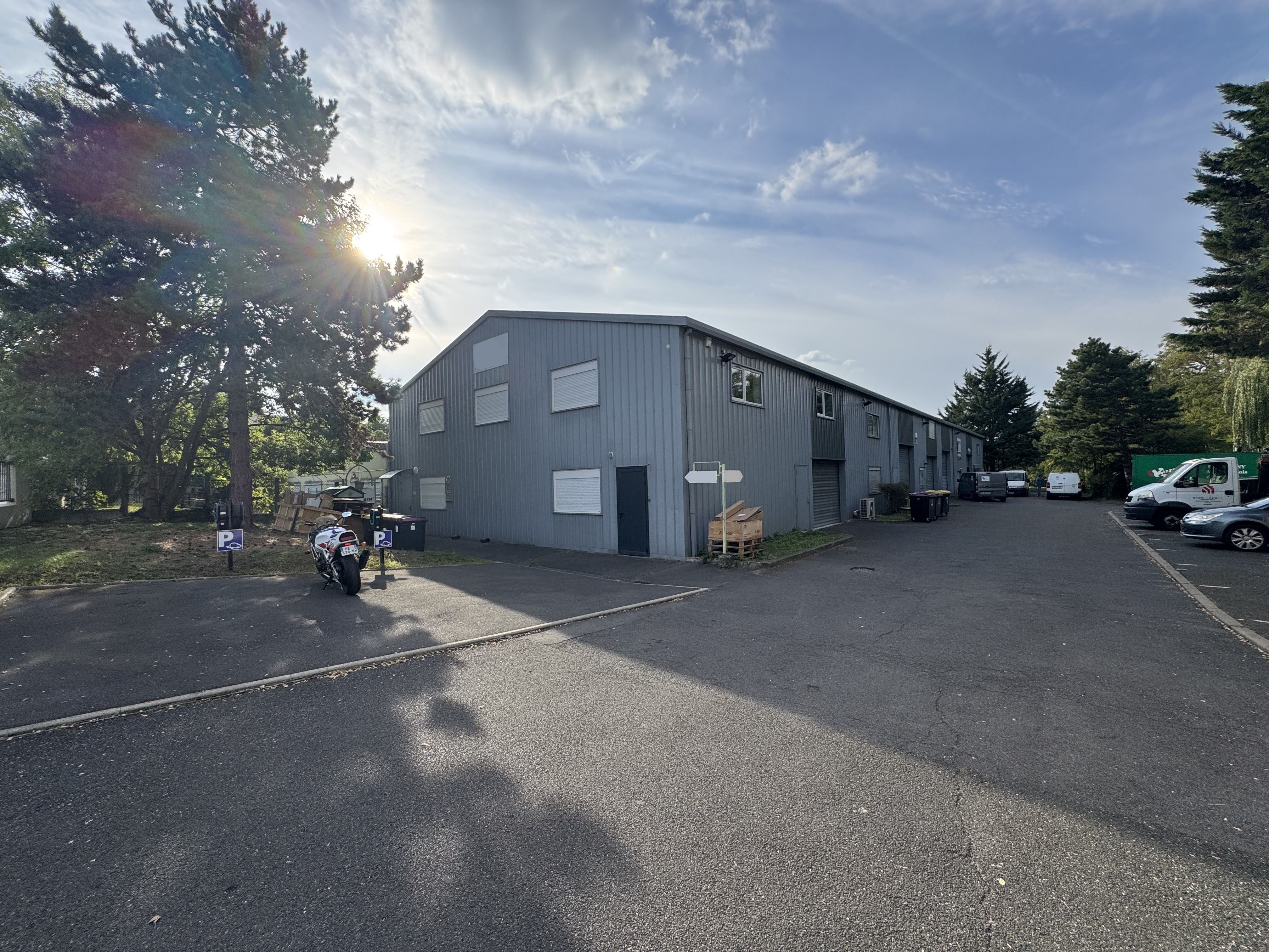 Local d'activités Bureaux / Activités légères de 310 m² à louer au pied de l'autoroute A15