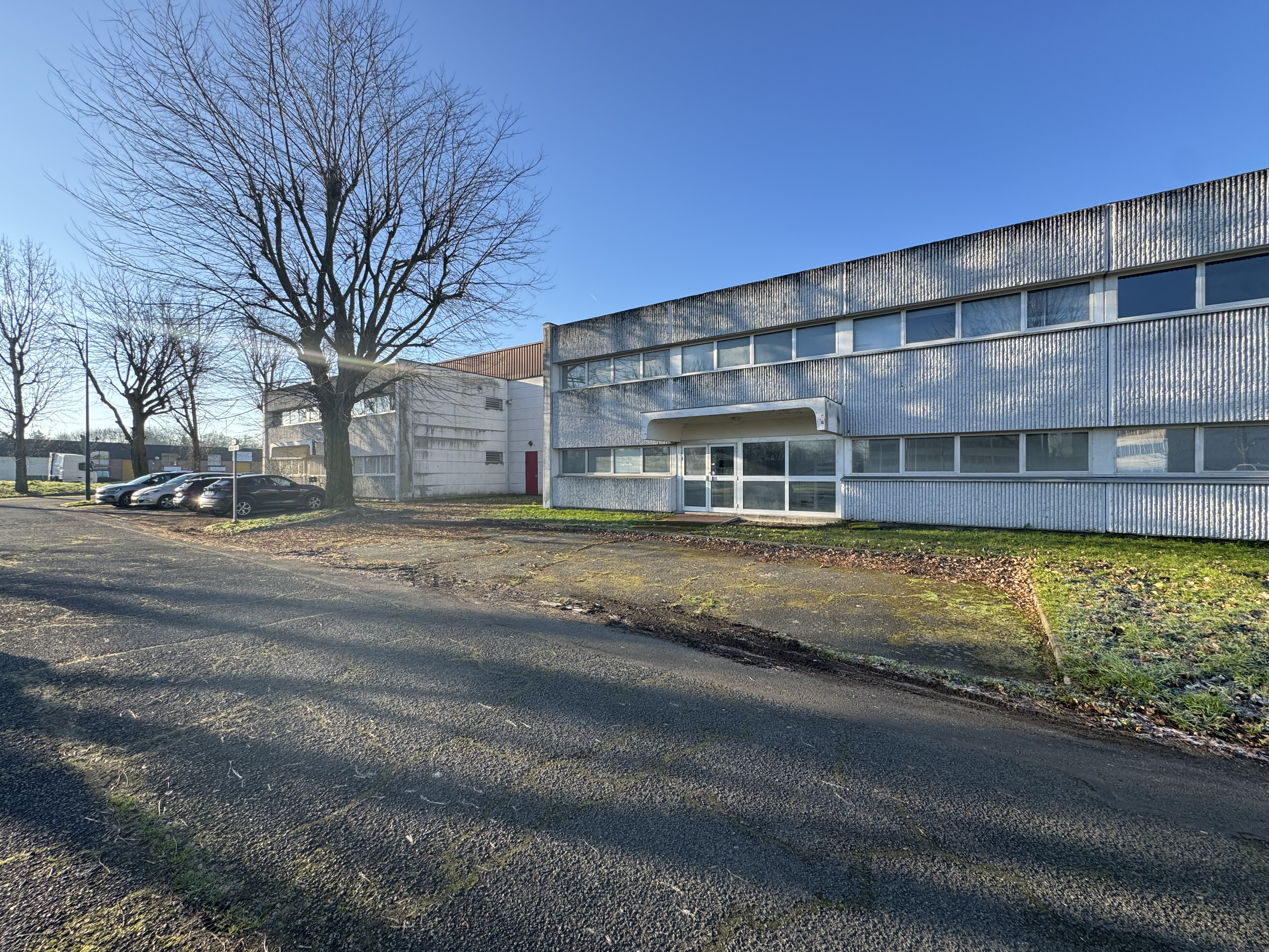 Locaux d'activités en bon état à Saint Ouen l'Aumône (95 ) dans le Val d'Oise avec 7,5m de hauteur sous plafond et une cour privative cloturée à l'arrière du local avec un portail privatif