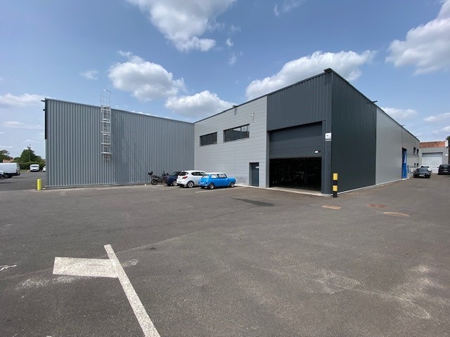 Locaux d'activités neufs à la location dans le Val d'Oise (95) - 400 m² avec 6 emplacements de parking et une grande hauteur sous plafond.