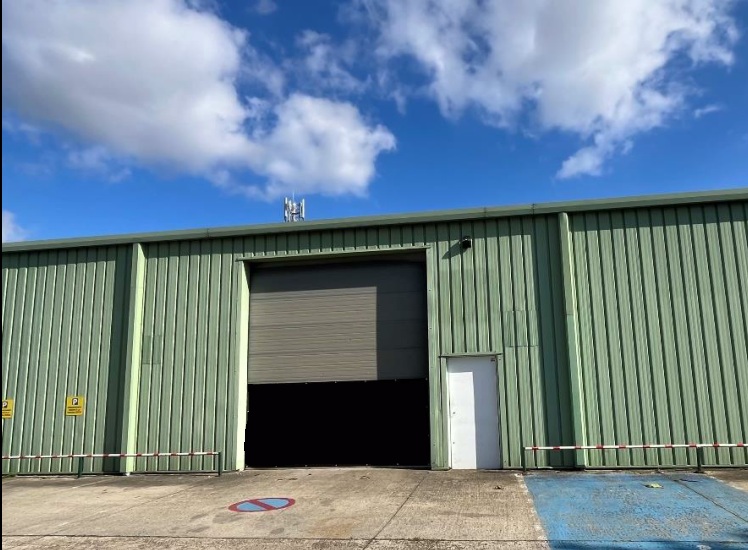 Local d'activités de 435 m² avec bureaux d'accompagnement à Magny en Vexin dans le Val d'Oise (95)