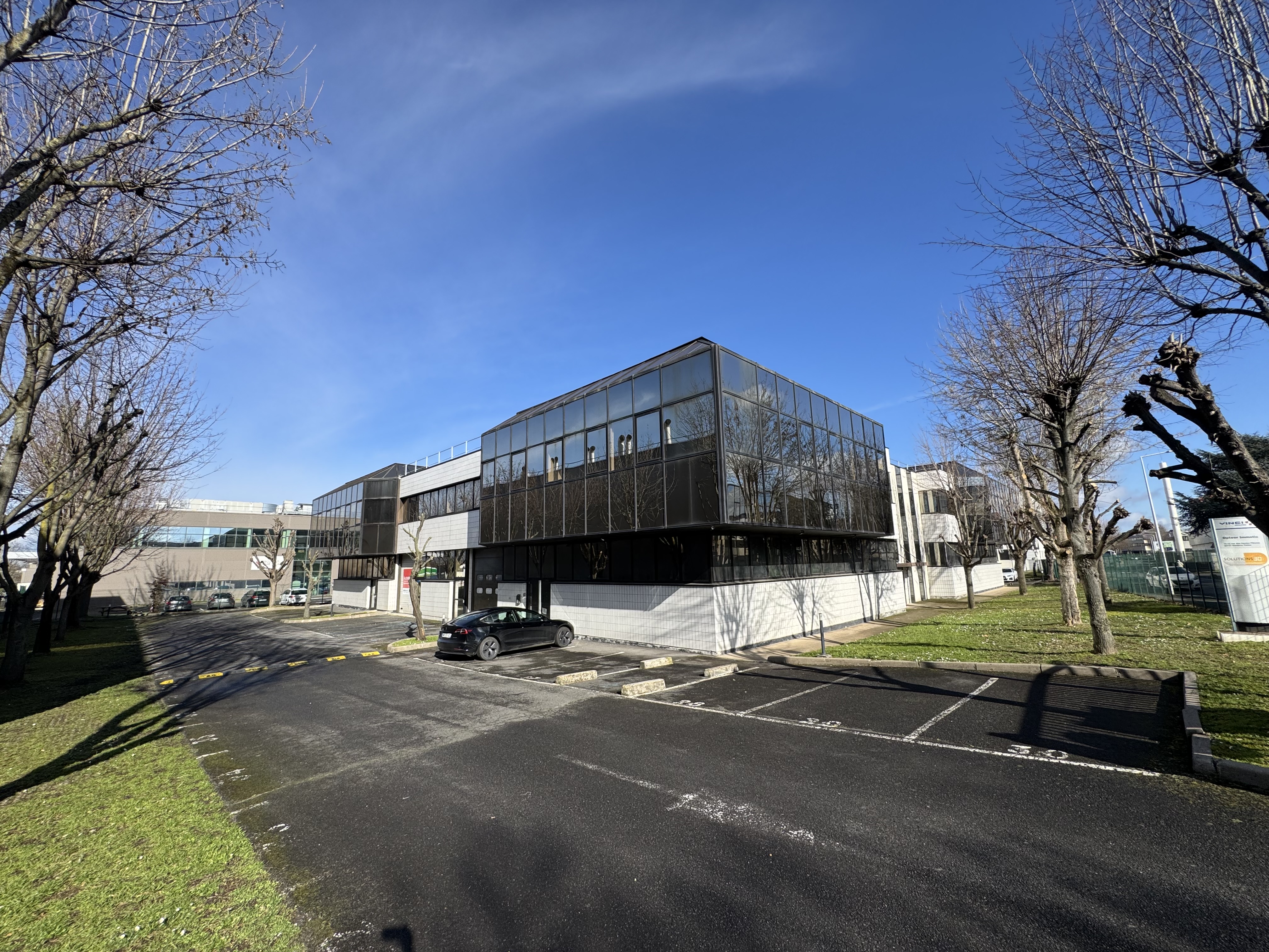 Locaux d'activités / Bureaux rénovés à Nanterre au pied de l'autoroute A86 et du tunnel de la Défense dans les Hauts de seine (92)
