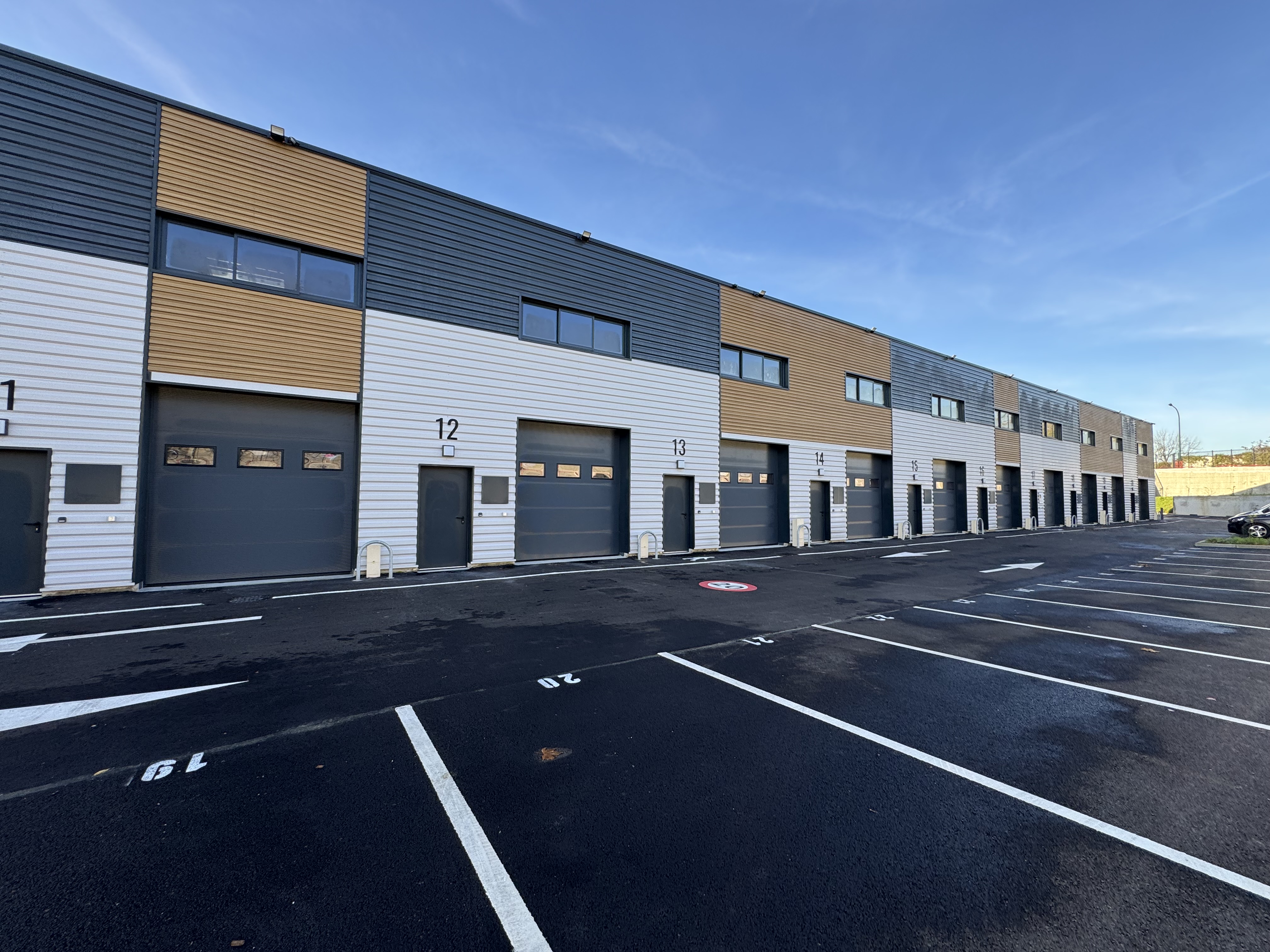 Local d'activités neuf de 116 m² disponible de suite à louer à Epinay sur Seine (93)