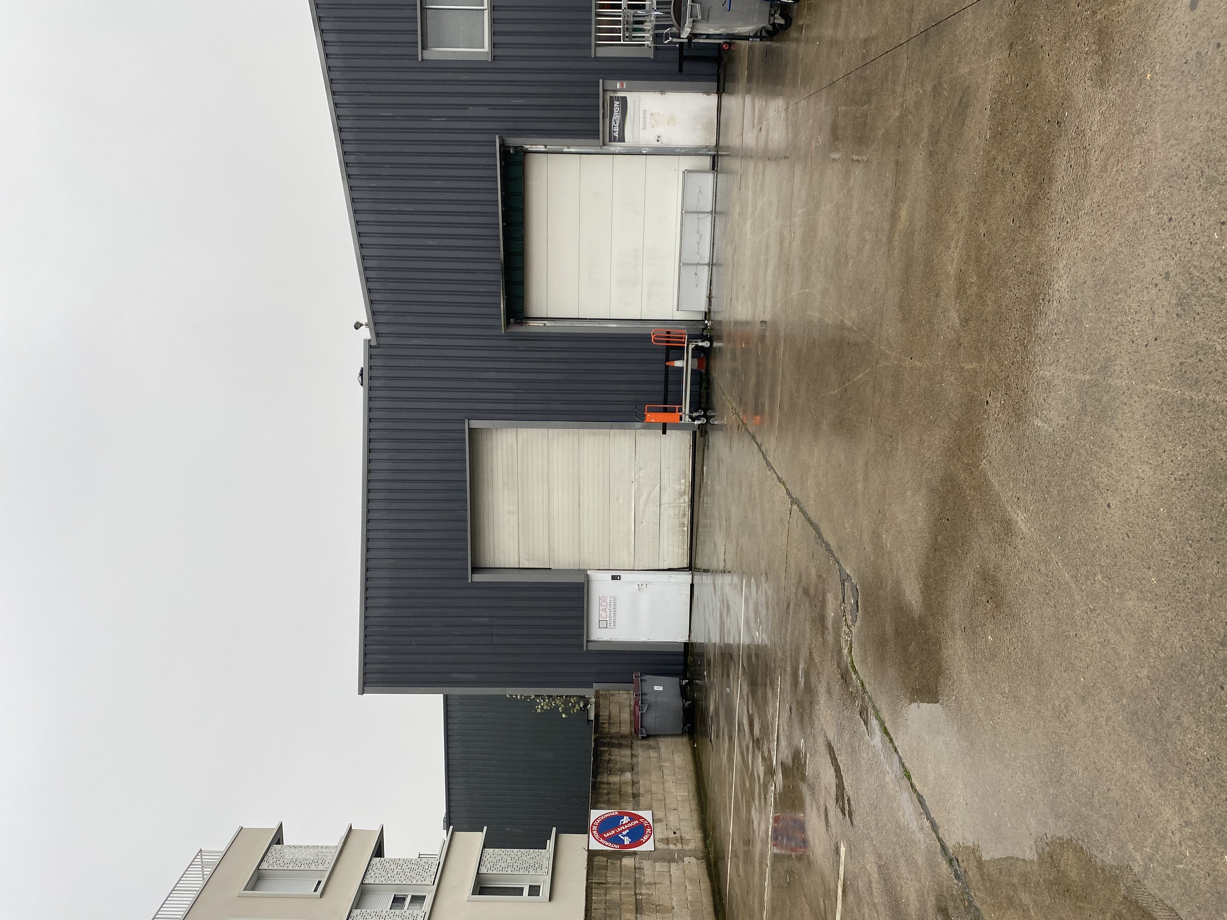 Locaux d'activités de 250 m² avec une cour privative à la location à Herblay dans le Val d'Oise (95) au pied de l'autoroute A15
