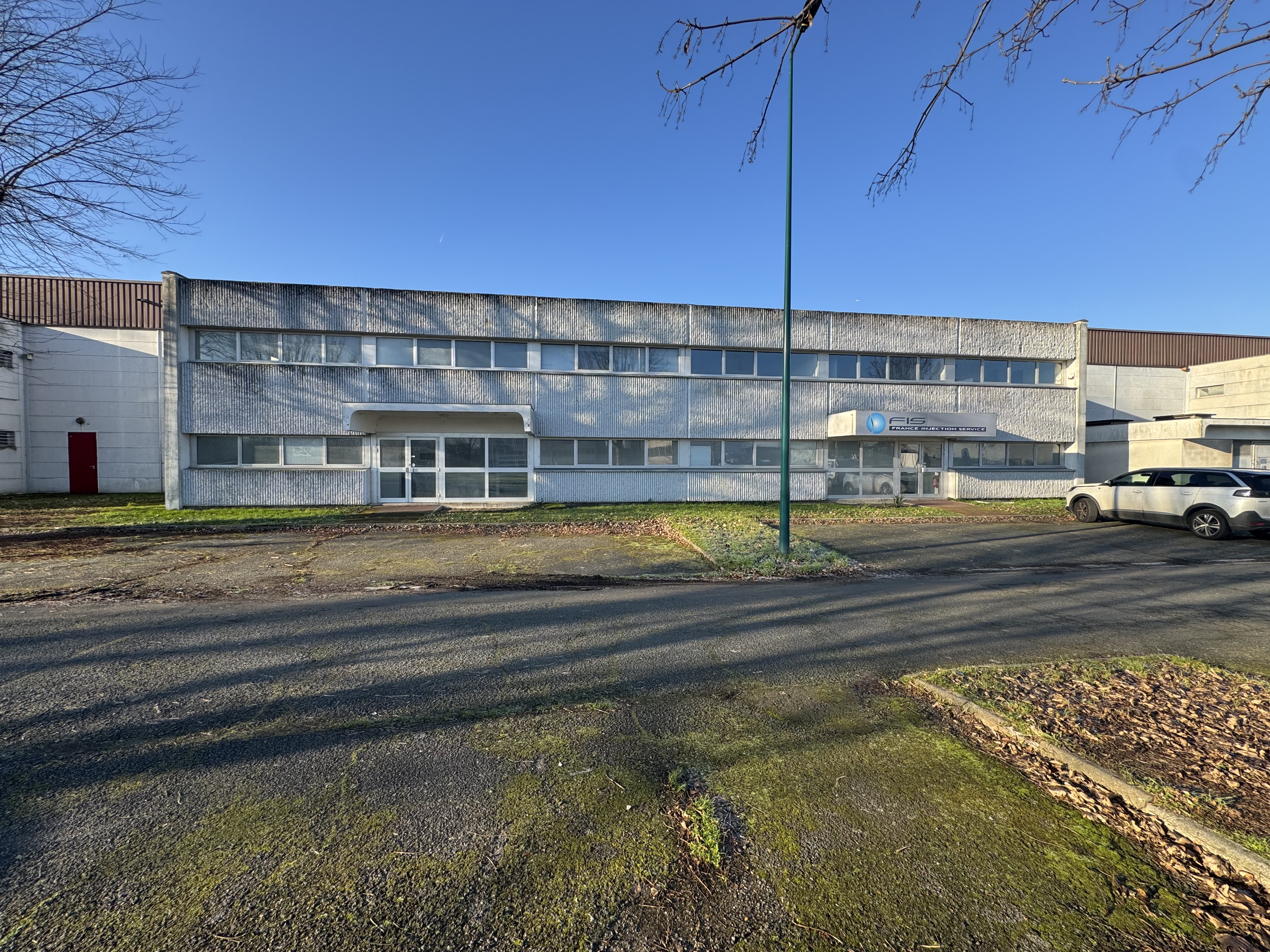 Locaux d'activités en bon état à Saint Ouen l'Aumône (95) dans le Val d'Oise avec 6,5m de hauteur sous plafond et une cour privative