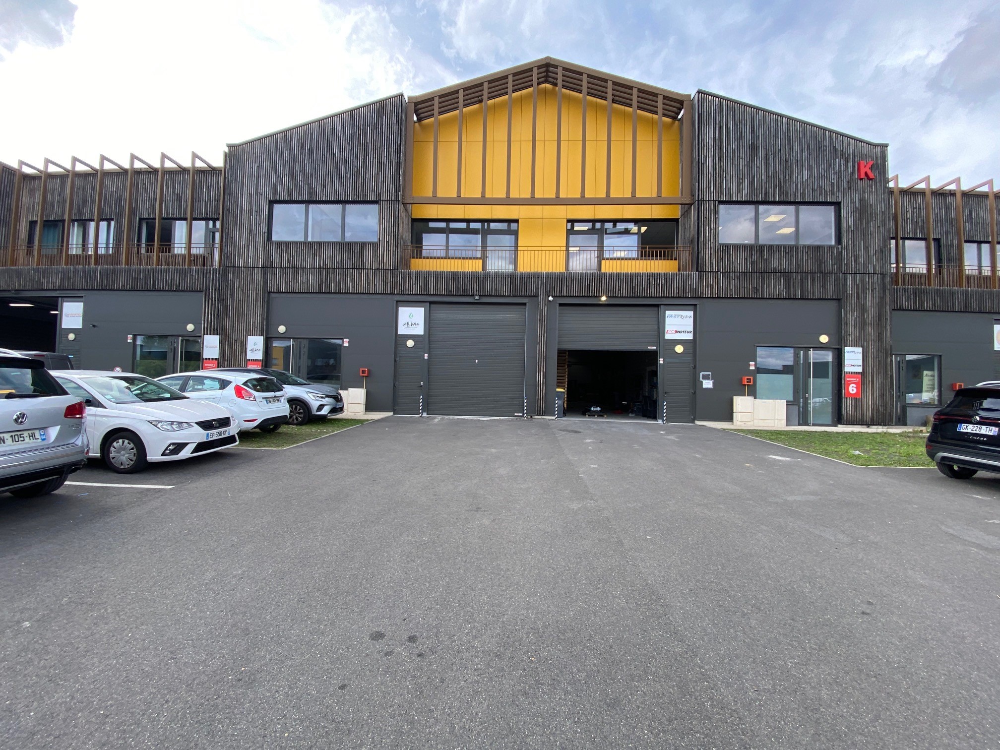 Local d'activités récent de 533 m² à louer à Cormeilles en Parisis dans le Val d'Oise (95) avec une hauteur sous plafond de 8m.