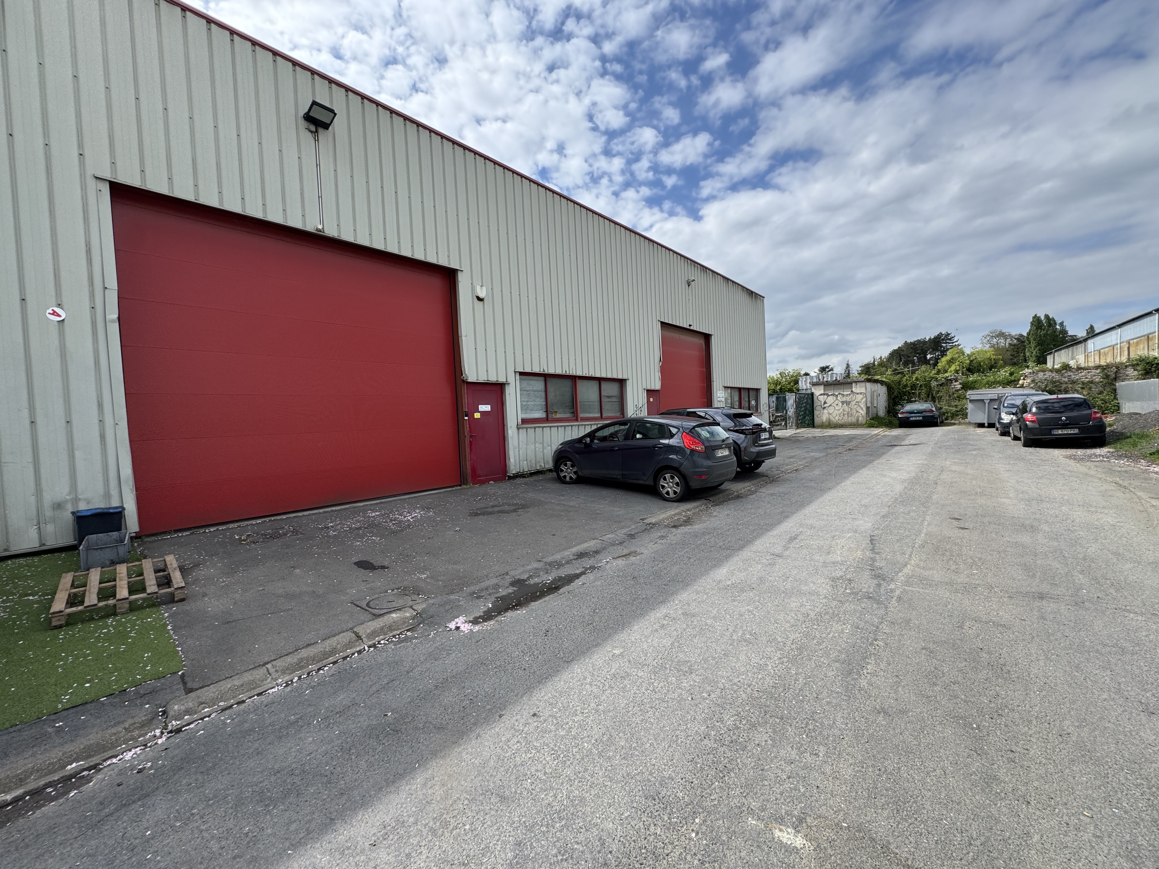 Local d'activités / stockage de 460 m² dont 99 m² de bureaux à vendre dans une zone d'activités en plein développement