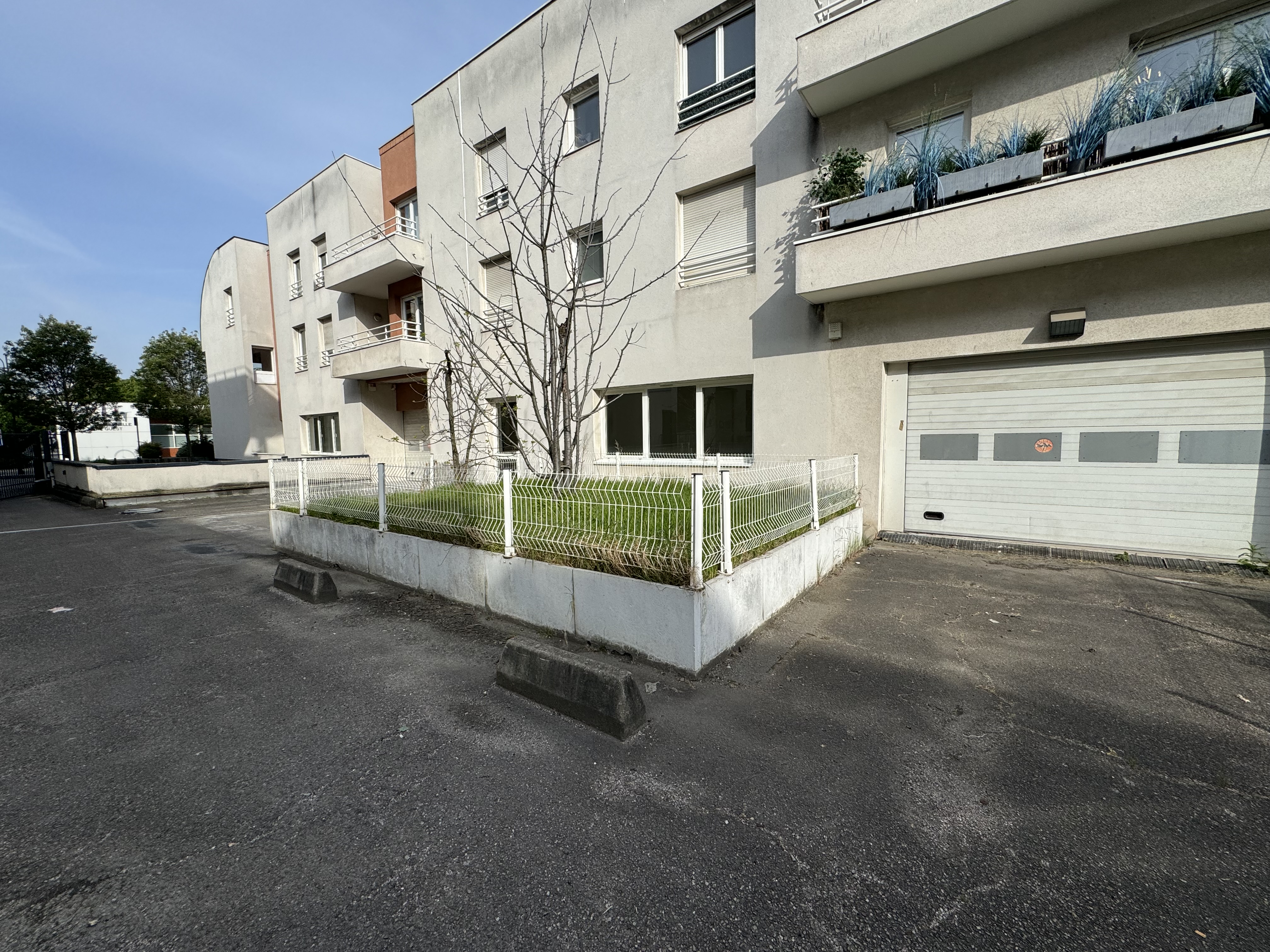 Local d'activités à vendre dans les Hauts de seine (92) au pied de la Défense et de la porte Maillot