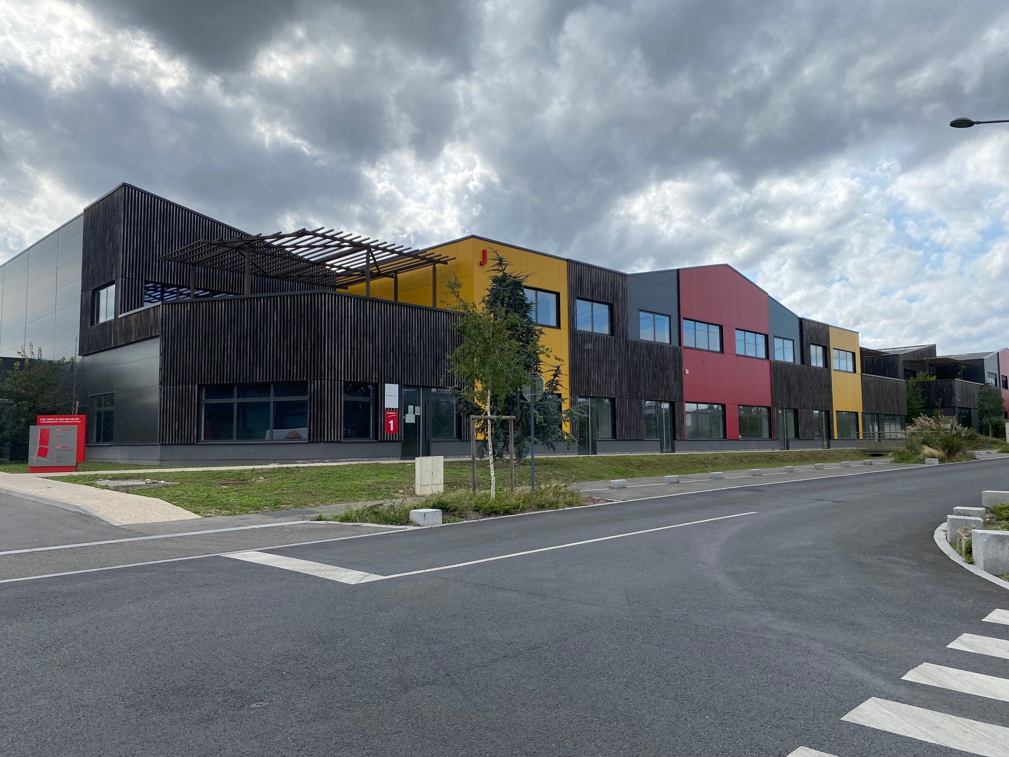Entrepôt indépendant construit en 2020 avec 2 accès à quai et 4 accès camions de plain-pied avec une hauteur sous plafond de 8 m à louer à Cormeilles en Parisis dans le Val d'Oise (95)