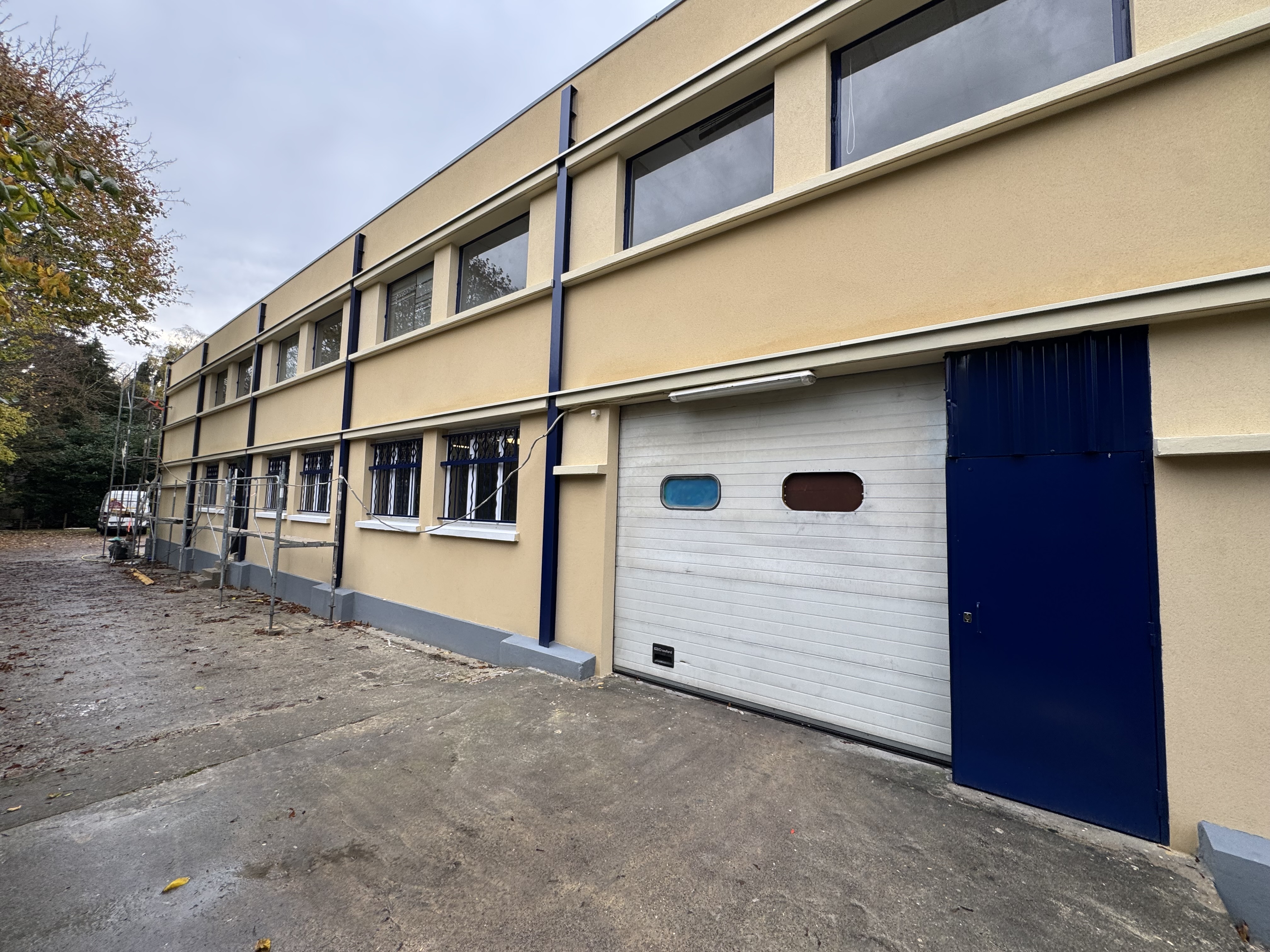 Entrepôt / local d'activités au pied de l'autoroute A15 à Eaubonne dans le Val d'Oise (95)