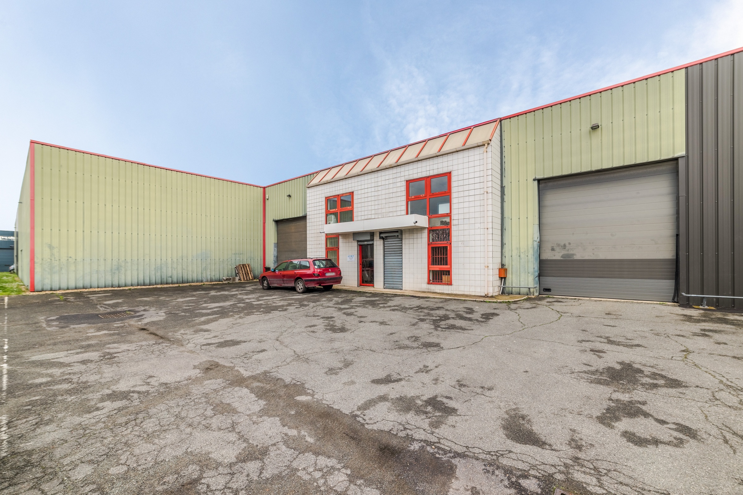 Découvrez votre nouvel espace industriel à Sartrouville: 339 m² lumineux avec stockage, bureaux et parkings privés dans une zone dynamique
