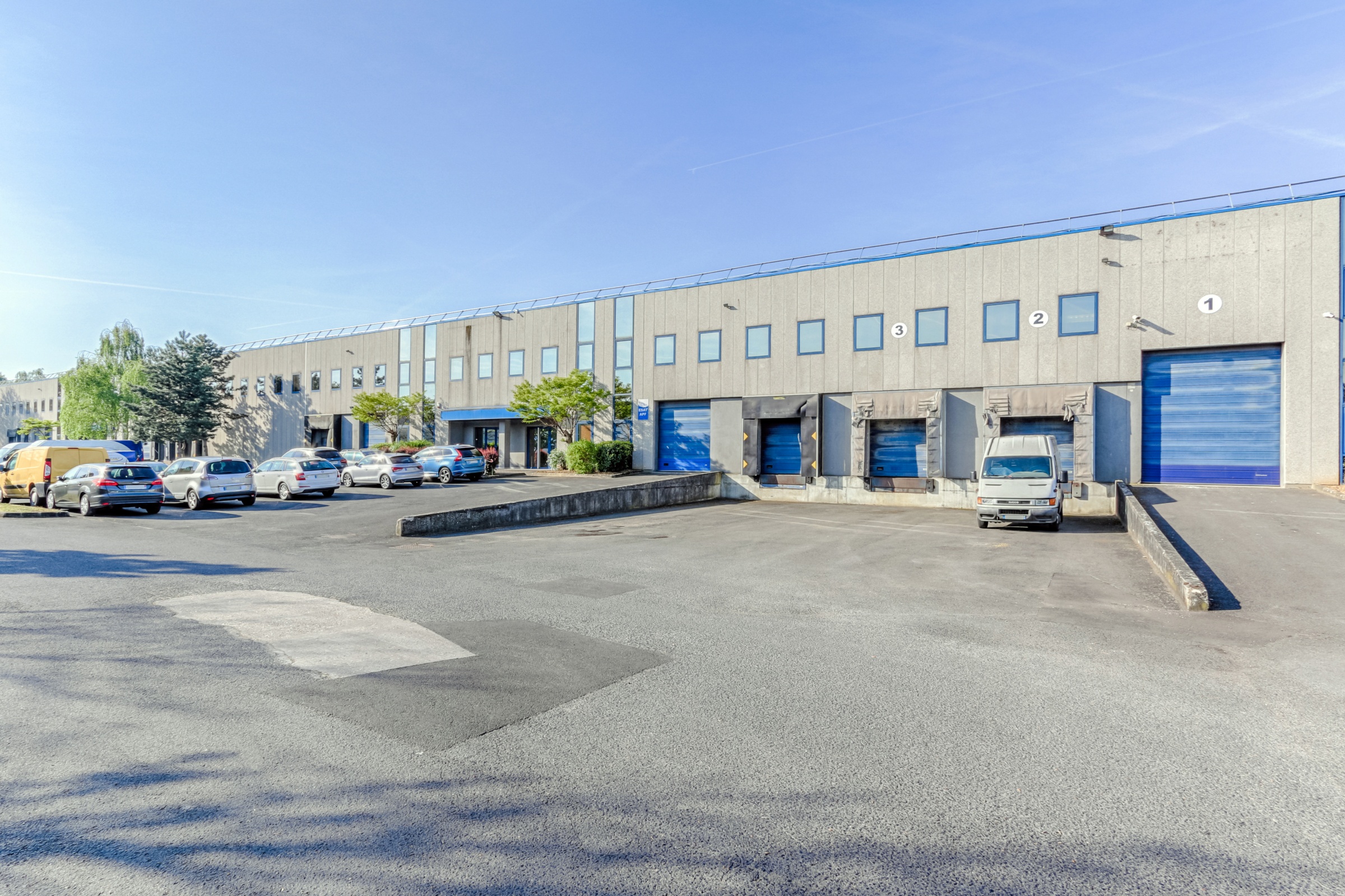 Local d'activités / Entrepôt de stockage de 835 m² avec un 1 quai de déchargement et 8 m de hauteur au bord de l'autoroute A15 à Herblay dans le Val d'Oise (95)