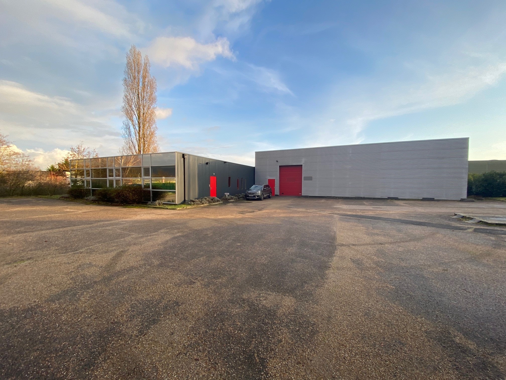 Locaux d'activités à vendre à Saint-Ouen-l'Aumône dans le Val-d’Oise (95) - 1500m2