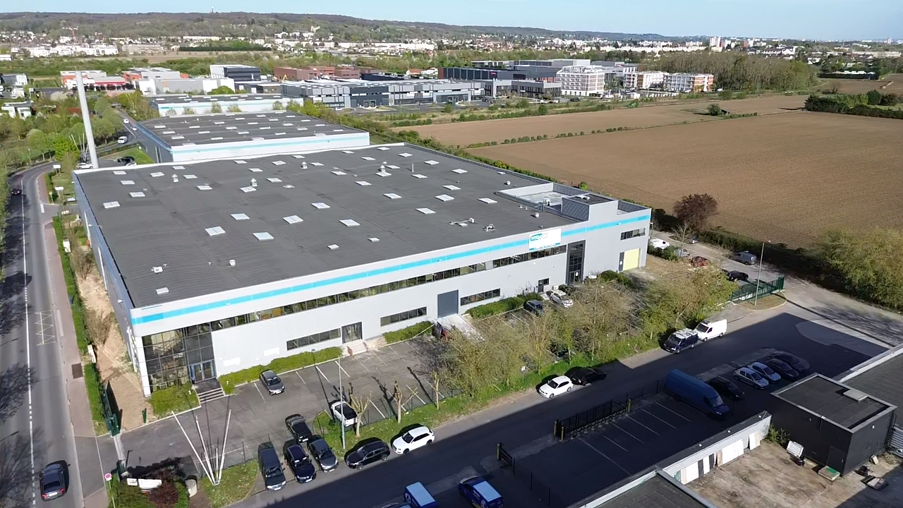Local mixte activités / bureaux de 902 m² rénové à louer dans la Zone industrielle de Taverny au pied de l'autoroute A115