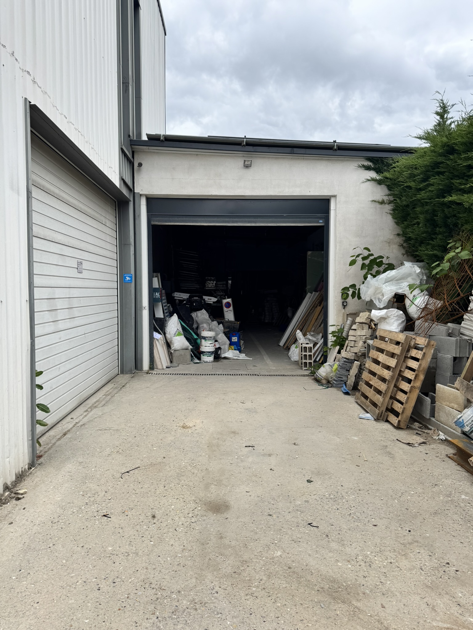 Local d'activités de 109 m² + cour privative de 164 m² à louer au bord de l'autoroute A15 sur la Patte d'Oie d'Herblay