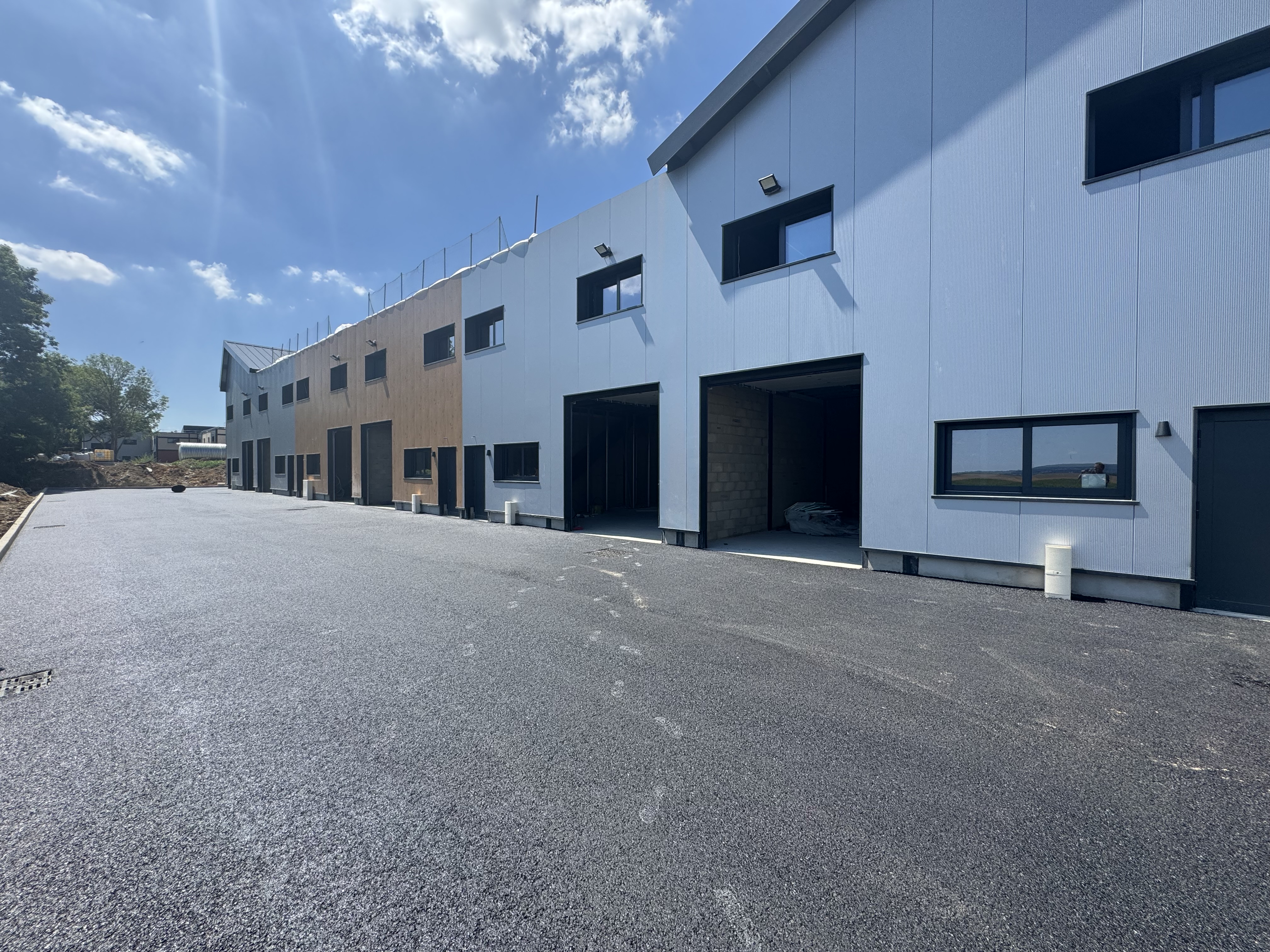 Locaux d'activités / entrepôts neufs à vendre entre Ennery et Auvers sur Oise dans le Val d'Oise (95)