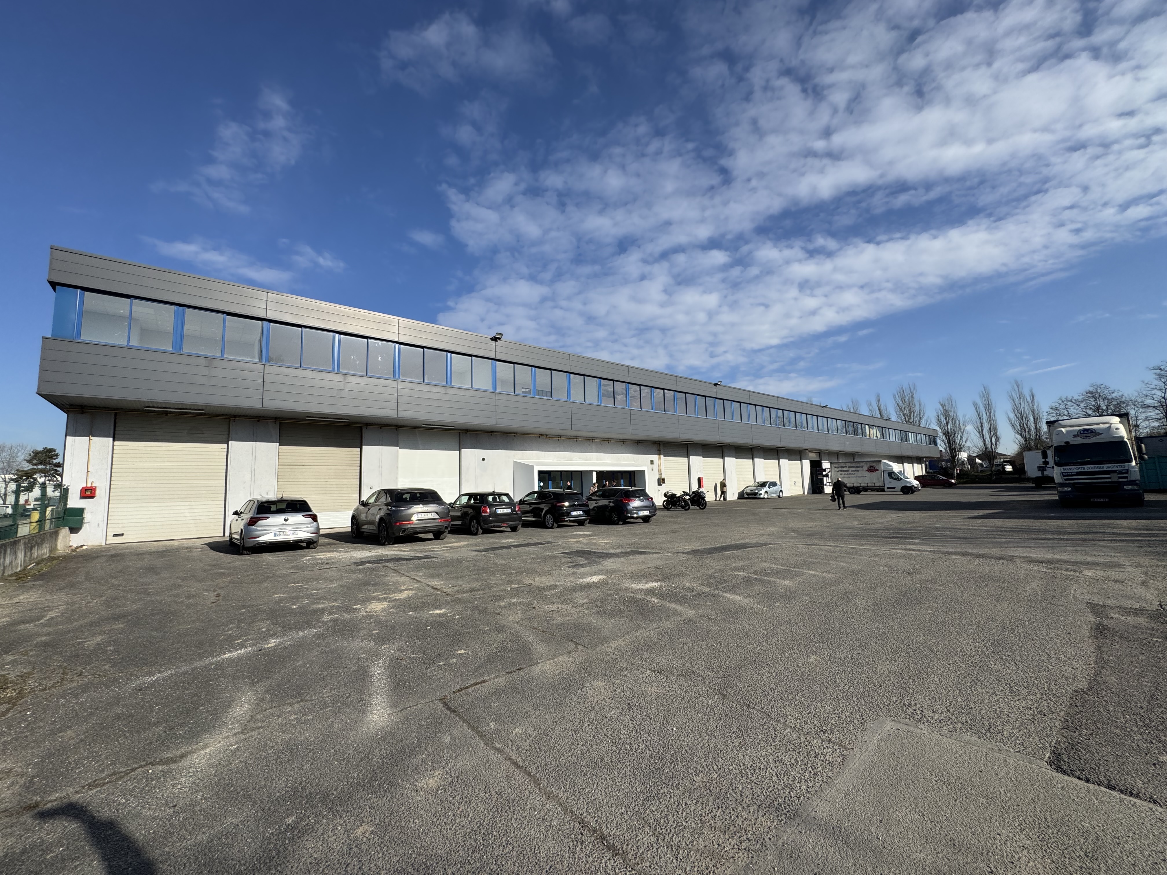 Locaux d'activités / Entrepôt à louer en façade de la N184 à Saint Ouen l'Aumône dans le Val d'Oise (95)