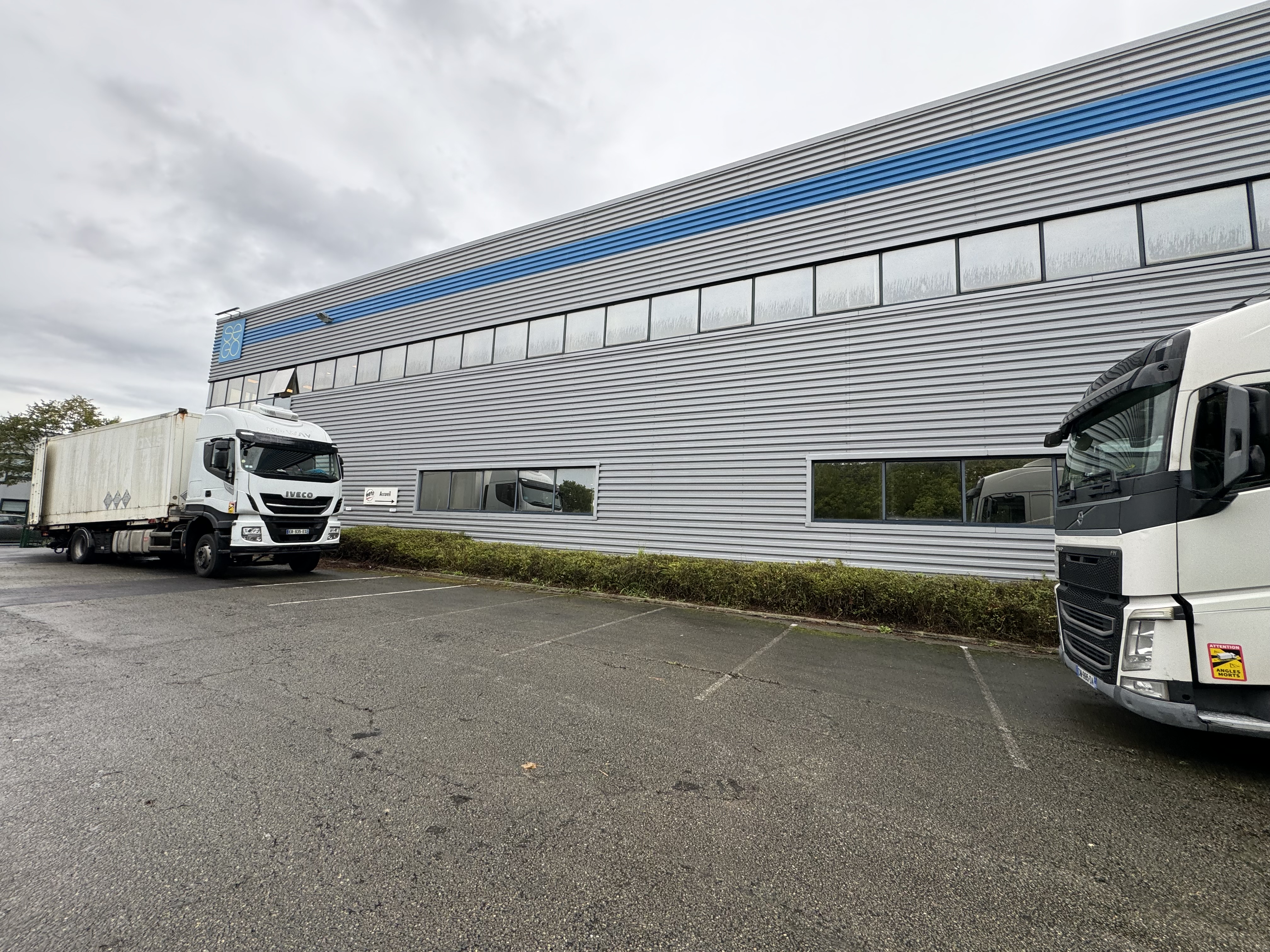 Local mixte activités / bureaux de 902 m² rénové à louer dans la Zone industrielle de Taverny au pied de l'autoroute A115