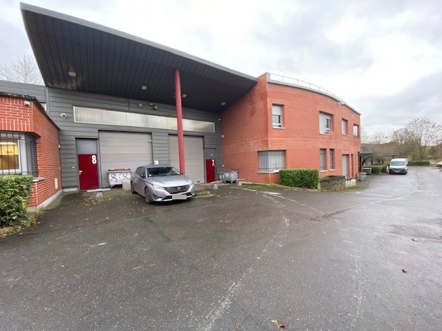 Locaux d'activités / Bureaux à louer de 370 m² à Frépillon dans le Val d'Oise (95) au croisement de l'autoroute A115 et de la N184