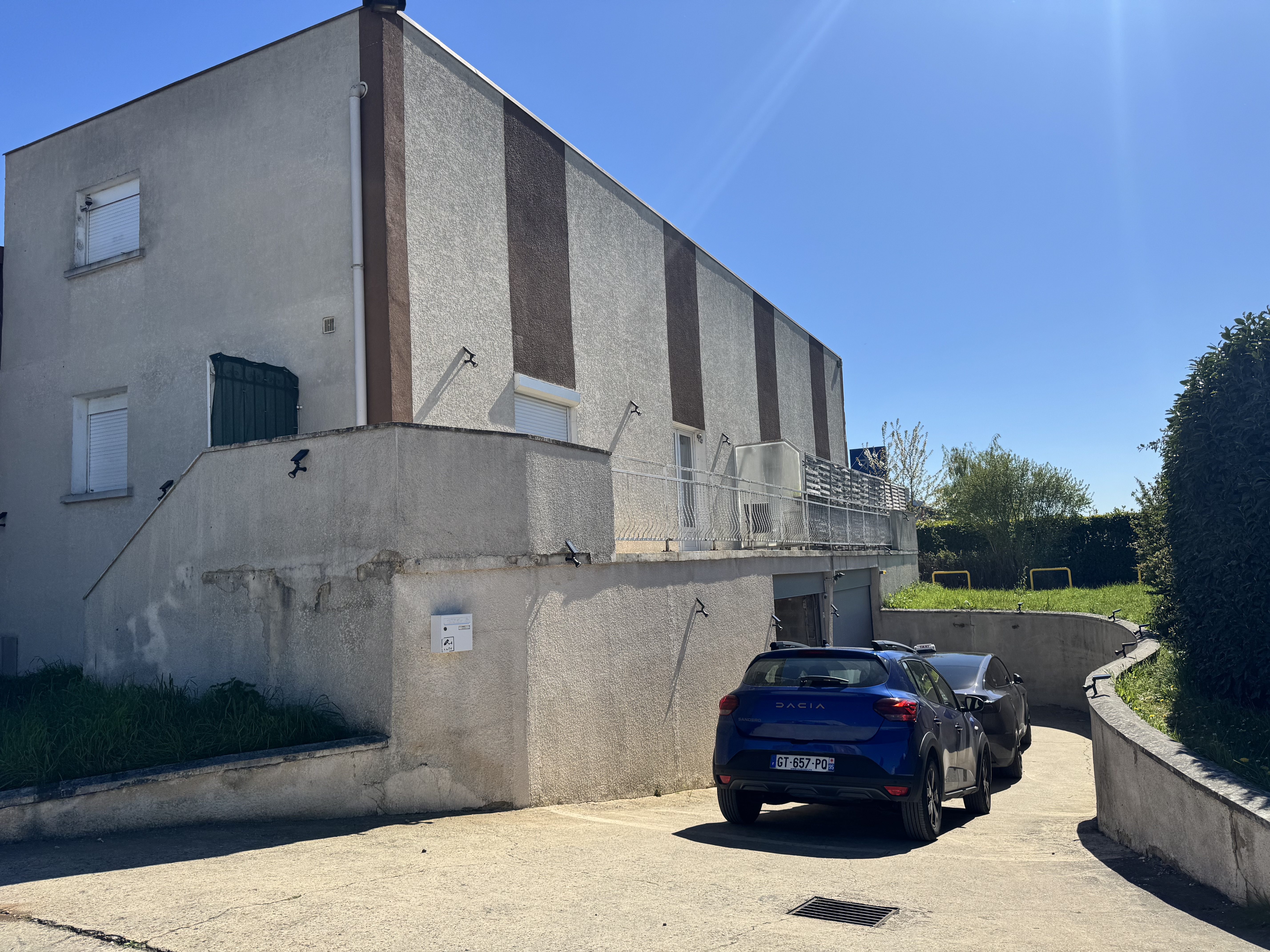 Local mixte activités / bureaux / logement de 140 m² en parfait état dans une Zone industrielle à proximité de Cergy Pontoise